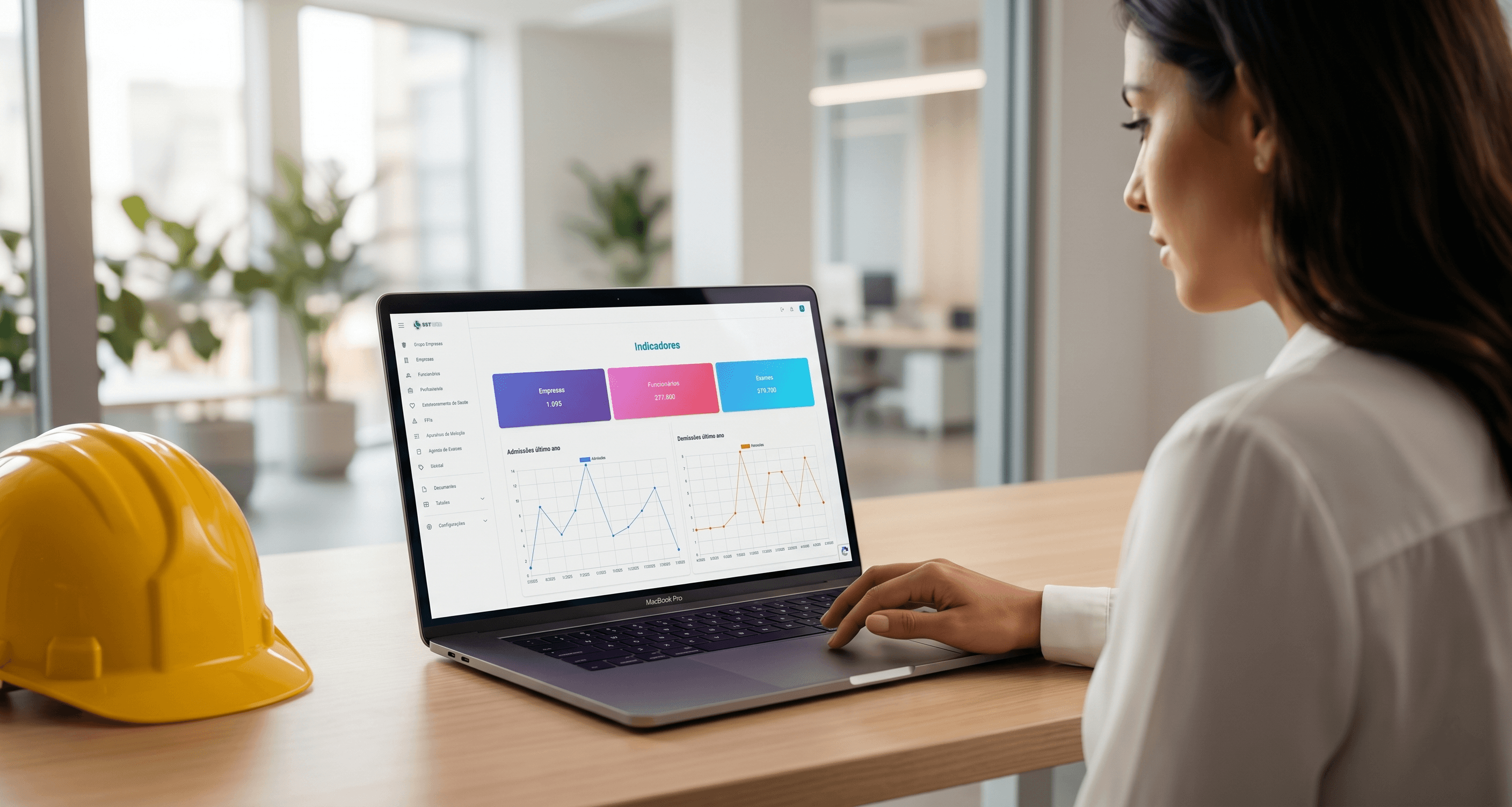 Profissional de saúde ocupacional gerenciando dados em software de SST